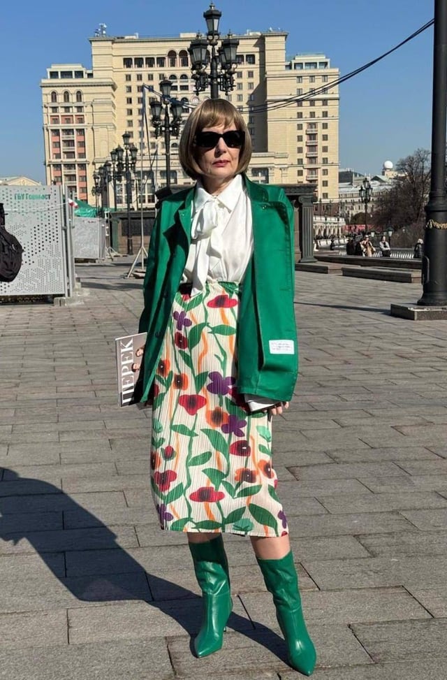 A granny cosplayed Anna Wintour the day before the Oscars. 24 hours later, Anna pulled up cosplaying her