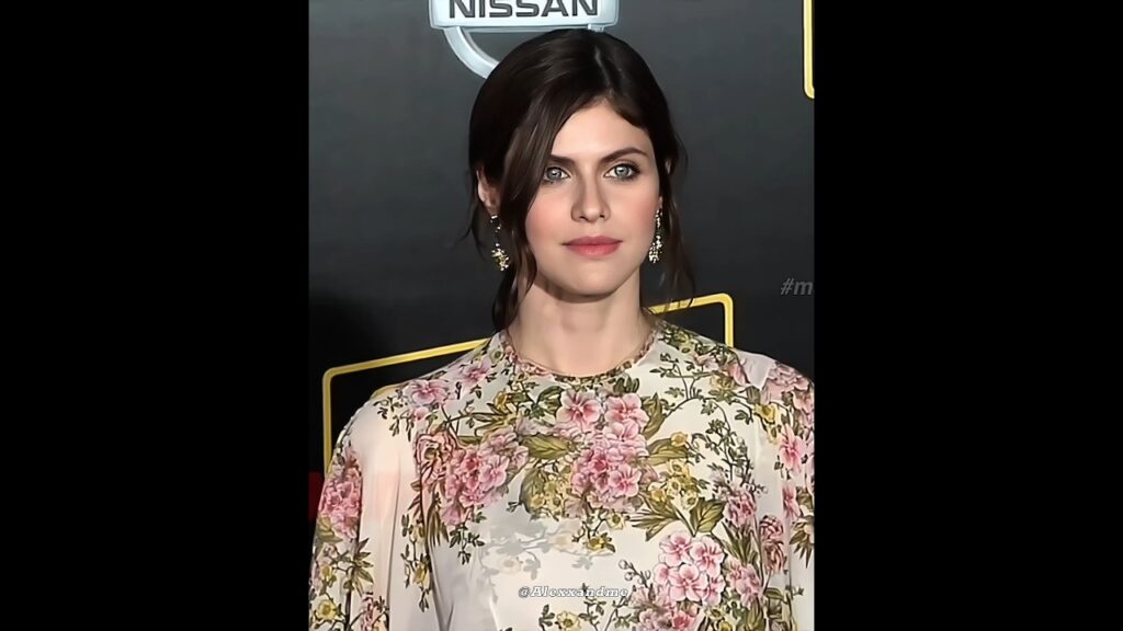 She has the most beautiful eyes and smile ❤️#beauty #eyes #alexandradaddario #ytshorts