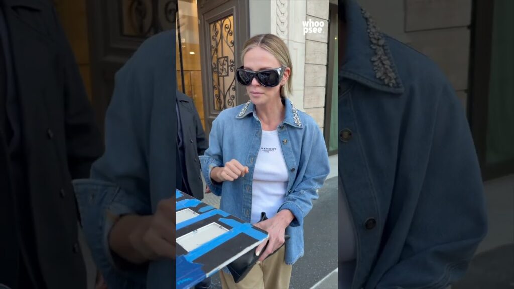 #CharlizeTheron avvistata nella Ville Lumière durante la #ParisFashionWeek #CharlizeTheron avvistata nella Ville Lumière durante la #ParisFashionWeek