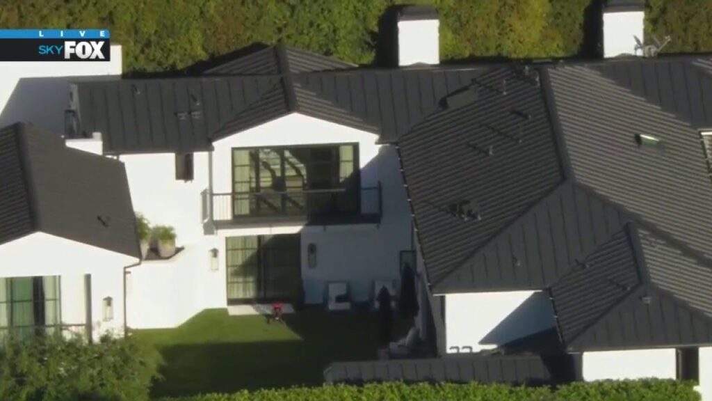 Rihanna's home shot at while singer was inside, TMZ reports | FOX 11 LA