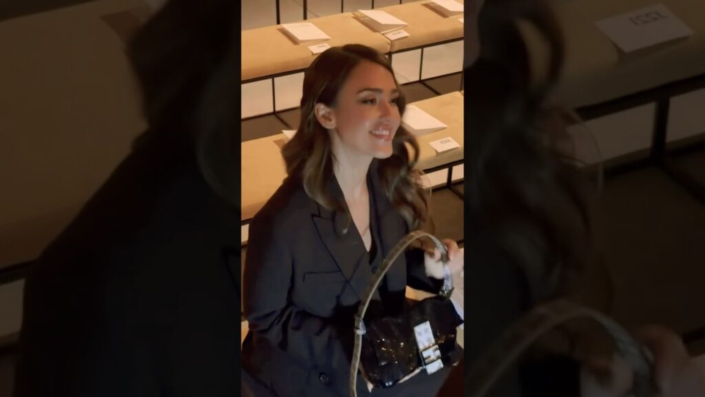 Jessica Alba at the Fendi fashion show in Milan, Italy. #jessicaalba
