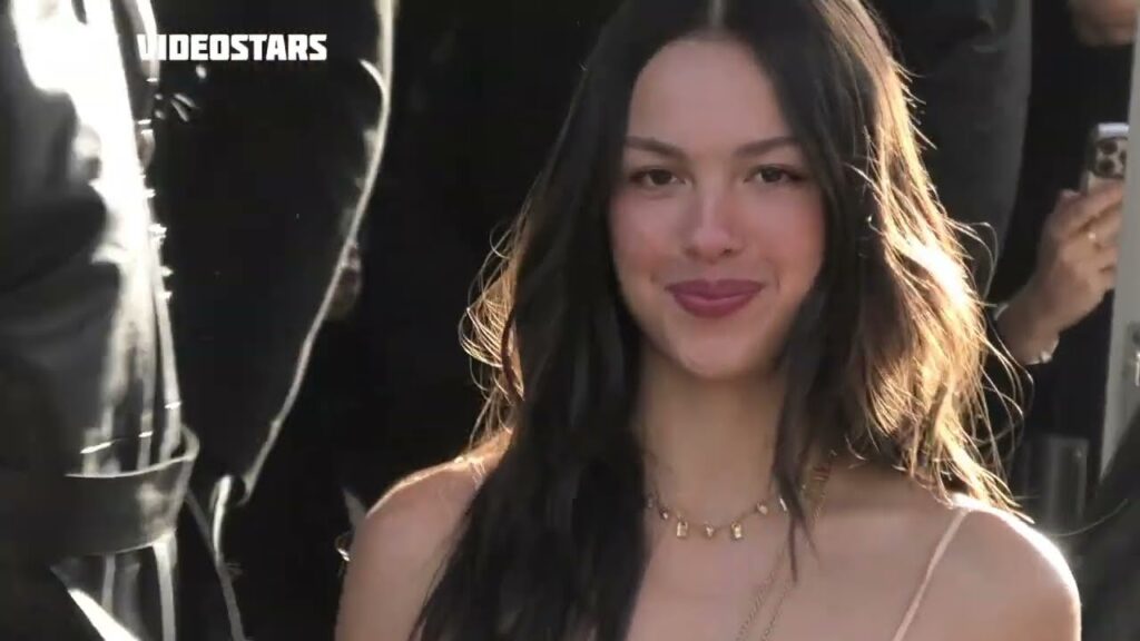 Olivia Rodrigo arrival @ Paris Fashion Week 5 march 2026 show Chloé