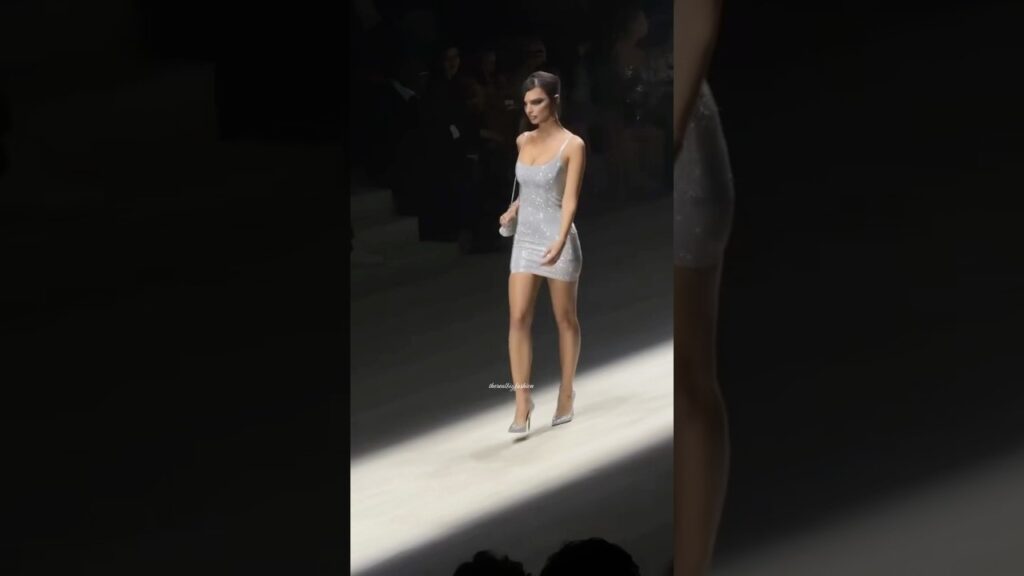 #emilyratajkowski for #gucci FW26 #fashionweek #emrata #fashion #runway #milanfashionweek @gucci