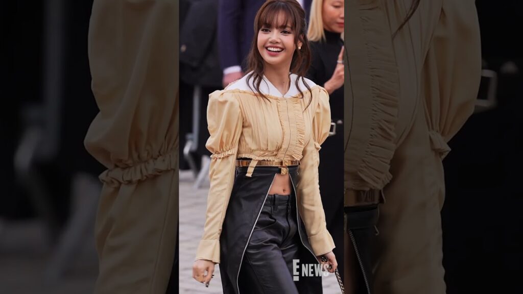 Lisa is the happiest girl at Louis Vuitton Womenswear Fall/Winter Show for Paris Fashion Week. 🩷