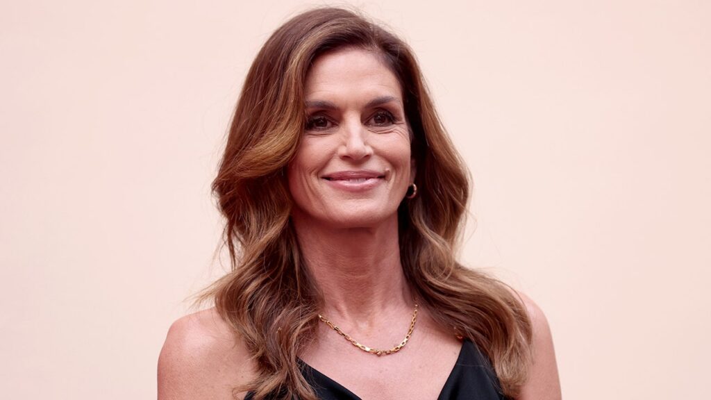 Supermodel Cindy Crawford skinny dips as part of her morning routine Supermodel Cindy Crawford skinny dips as part of her morning routine
