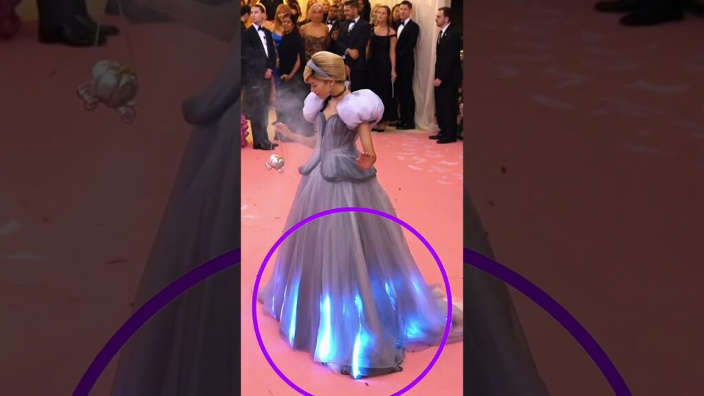 Zendaya’s Magic Dress 😳