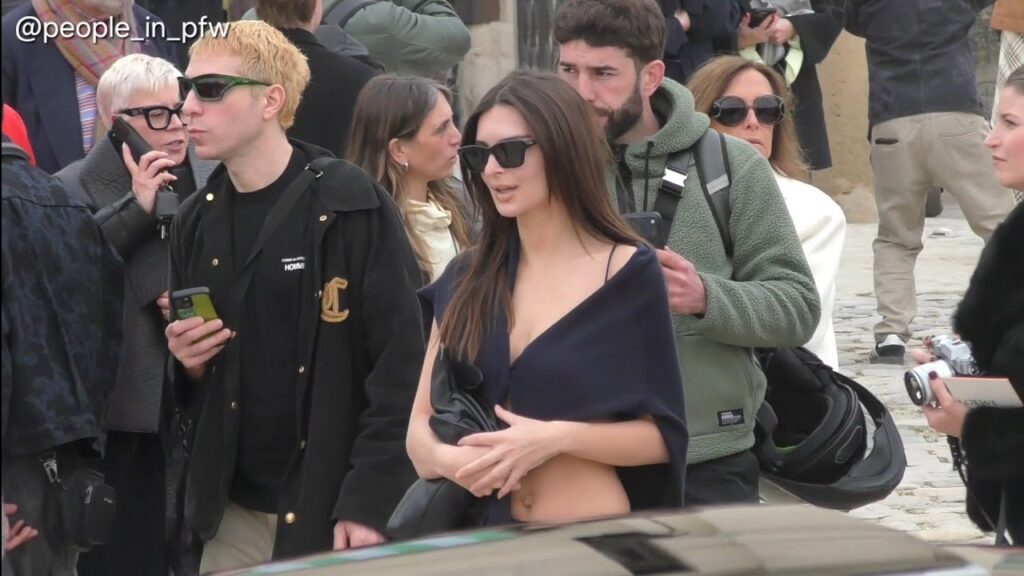 Emily Ratajkowski - Loewe FW26/27 fashion show in Paris - 06.03.2026