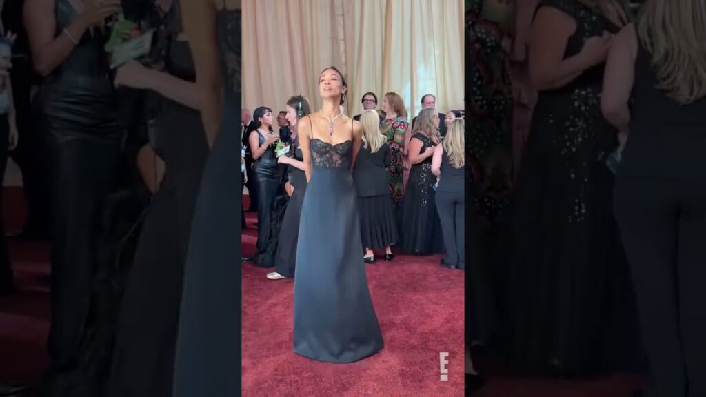 Zoe Saldaña is on fire at the #Oscars #Glambot. 😍 #AwardsSeason