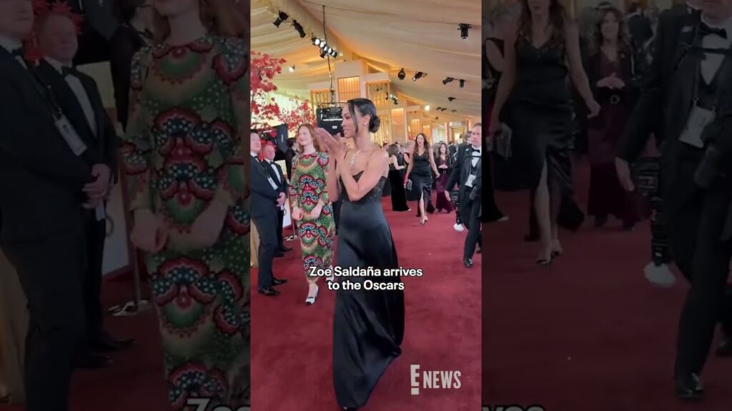 Zoe Saldaña greets fans as she arrives to the #Oscars. #AwardsSeason