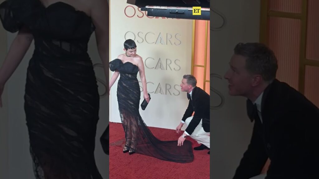 Josh Dallas was on good husband duty as he fixed Ginnifer Goodwin's dress on the #Oscars carpet. 👏