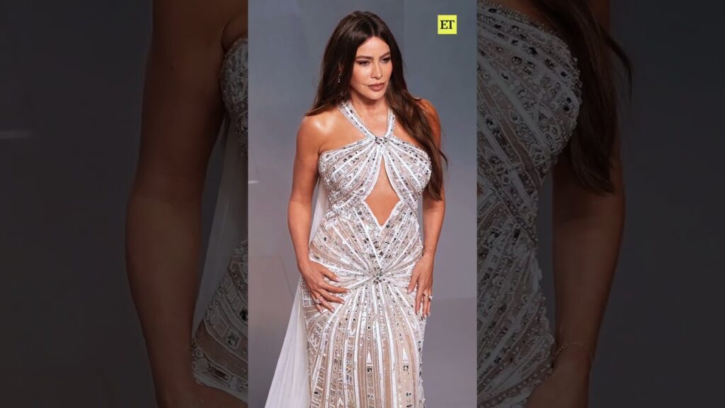 We're mesmerized by Sofía Vergara's entrance to the Vanity Fair Oscar Party.😍  #sofiavergara #oscars