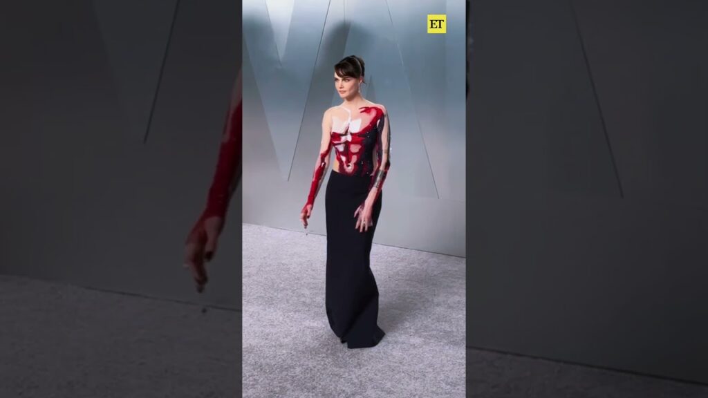 All eyes on Cara Delevingne in her ABS-olutely iconic Vanity Fair Oscar Party look. 🤩