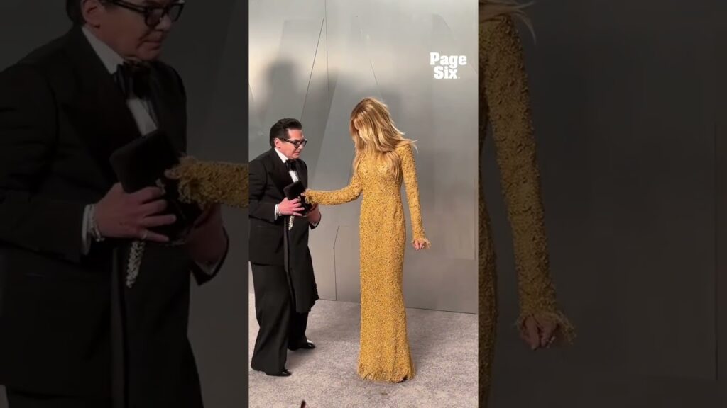 Nicole Kidman just photobombed Jeff Bezos at the Vanity Fair Oscar Party💀 #shorts