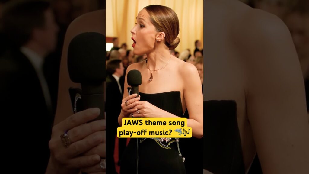 Amelia & Rose Byrne Pitch the Jaws Theme to Play off Long Speeches at the #oscars