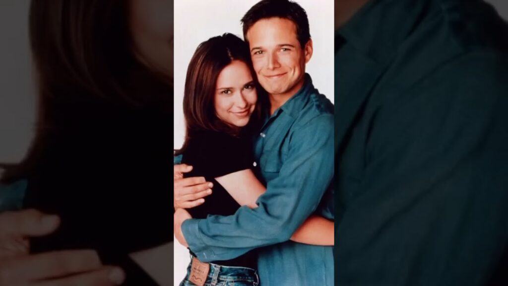 Jennifer Love Hewitt's "Mom, what were you like in the '90s?" Trend