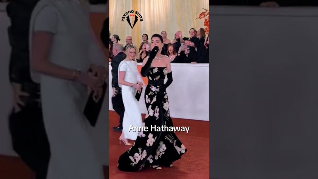 Anne Hathaway Kissing Fans At Oscars #annehathaway