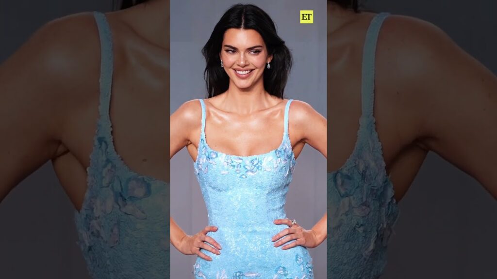 Kendall Jenner is corseted and ready for the Vanity Fair Oscar Party. 💙 #kendalljenner #oscars
