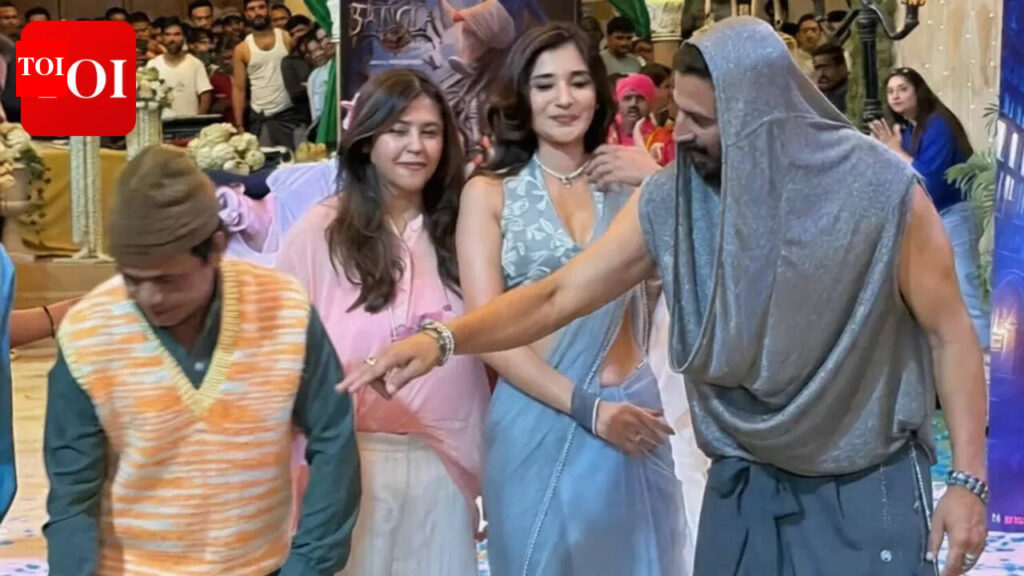 Rajpal Yadav breaks silence on Akshay Kumar ‘pushing him to the side’ during Bhooth Bangla promotions: ‘He loves me, I love him’ | Hindi Movie News Rajpal Yadav breaks silence on Akshay Kumar 'pushing him to the side' during Bhooth Bangla promotions: ‘He loves me, I love him’ | Hindi Movie News