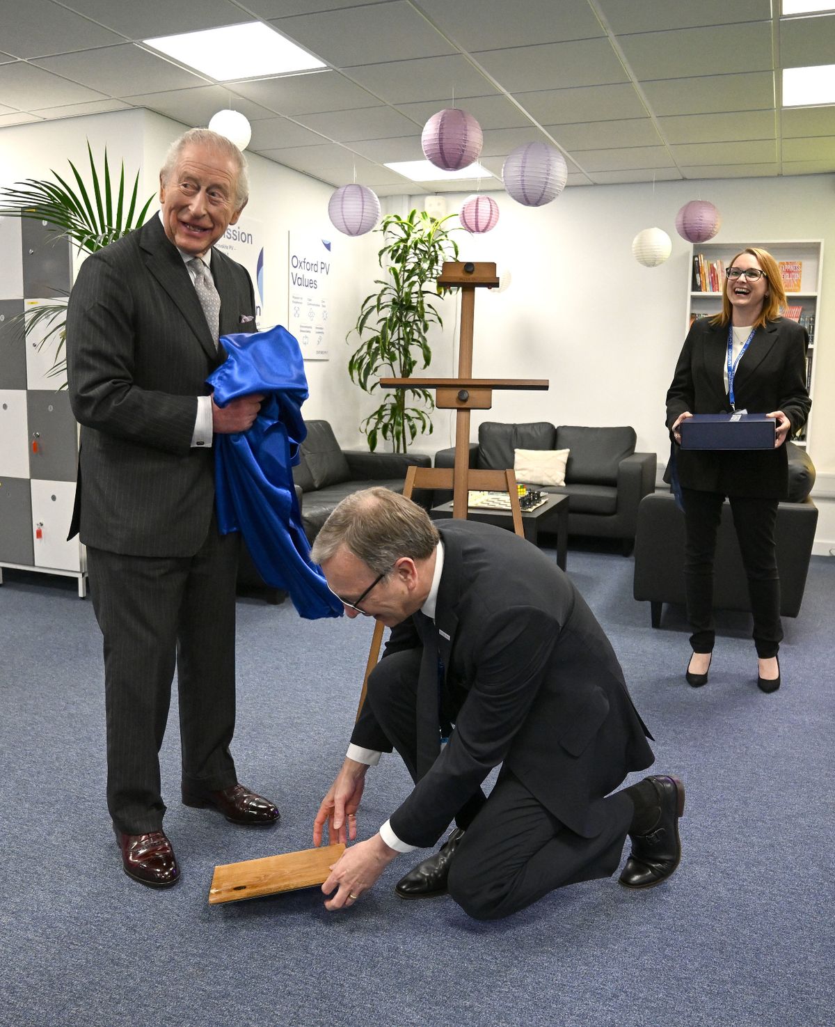 The fallen plaque is picked up from the floor 