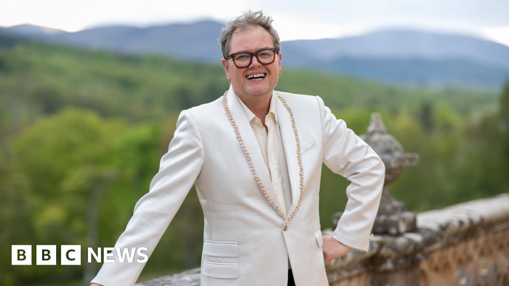 Alan Carr bought a Scottish castle. Could you? - bbc.com