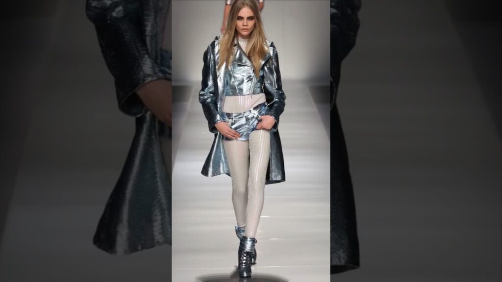 Her walk is one of a kind, agreed? Cara Delevingne for Blumarine fw12 #caradelevingne #blumarine Her walk is one of a kind, agreed? Cara Delevingne for Blumarine fw12 #caradelevingne #blumarine