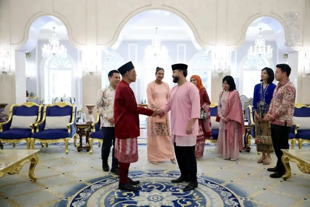 S’pore ministers visit Johor royal family’s Hari Raya Open House, discuss ways to enhance cooperation Social and Family Development Minister Masagos Zulkifli (foreground, left) and Education Minister Desmond Lee (back, left), together with their spouses, were hosted to lunch by the Regent of Johor Tunku Ismail (foreground, right) and his wife Che’ Puan Mahkota Khaleeda Johor (back, second from left).
