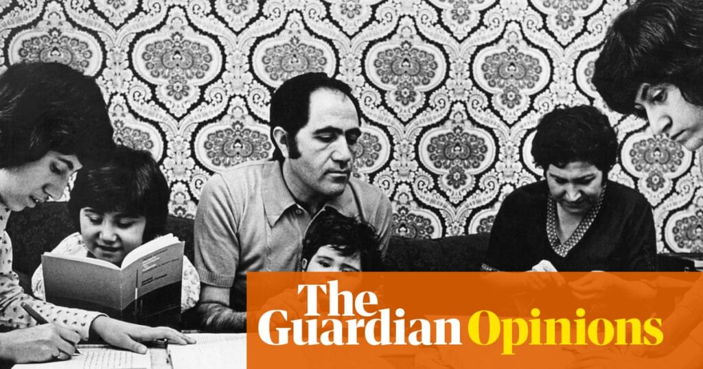 In an Istanbul market, I came across an old German phrase book – and a reminder of how not to speak to migrants | Carolin Würfel