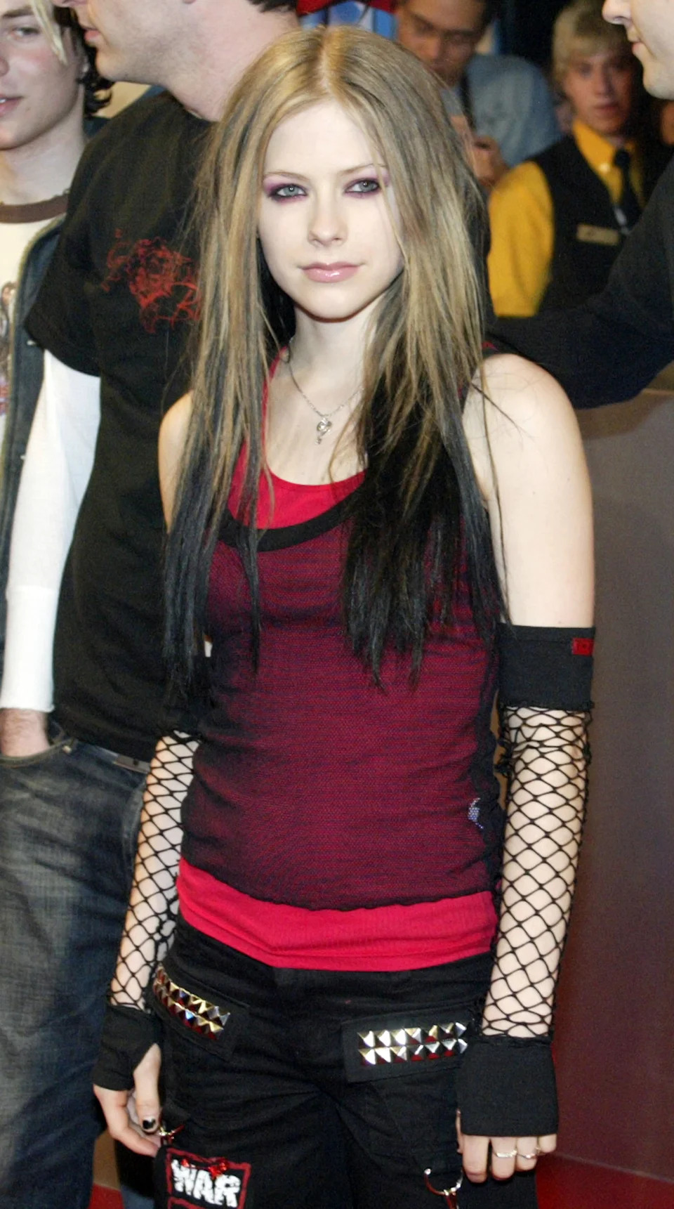 EDMONTON, AB - APRIL 4: Musician Avril Lavigne arrives for the JUNO Awards ceremony at the Rexall Centre April 4, 2004 in Edmonton, Alberta, Canada. (Photo by Donald Weber/Getty Images)
