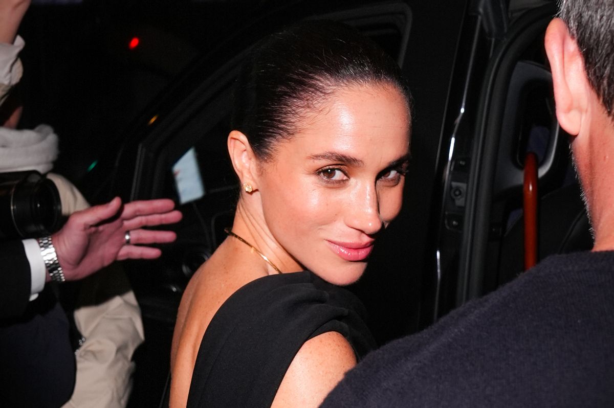 Meghan Markle looking over her shoulder 