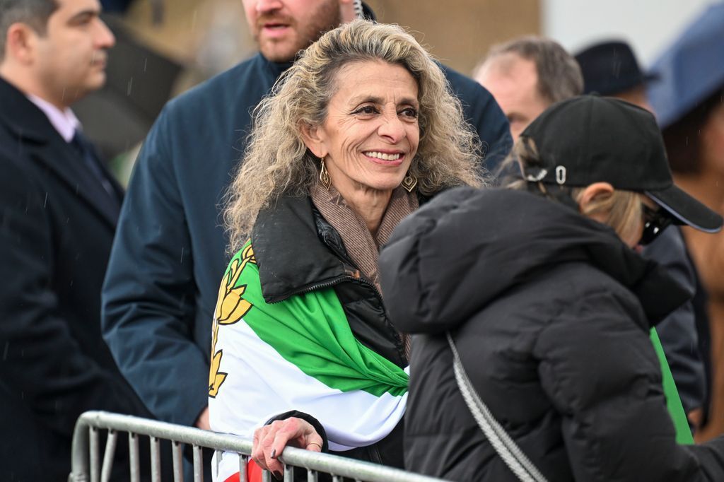 Discretion has always been her guiding principle, but Farahnaz, who also closely follows everything happening in Iran, made an exception when she appeared at a rally in Munich in support of human rights in Iran.