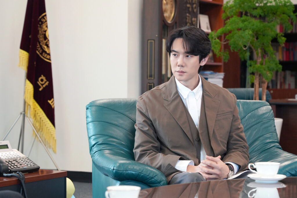 Yoo Yeon-seok talks with Sejong University officials at the university president