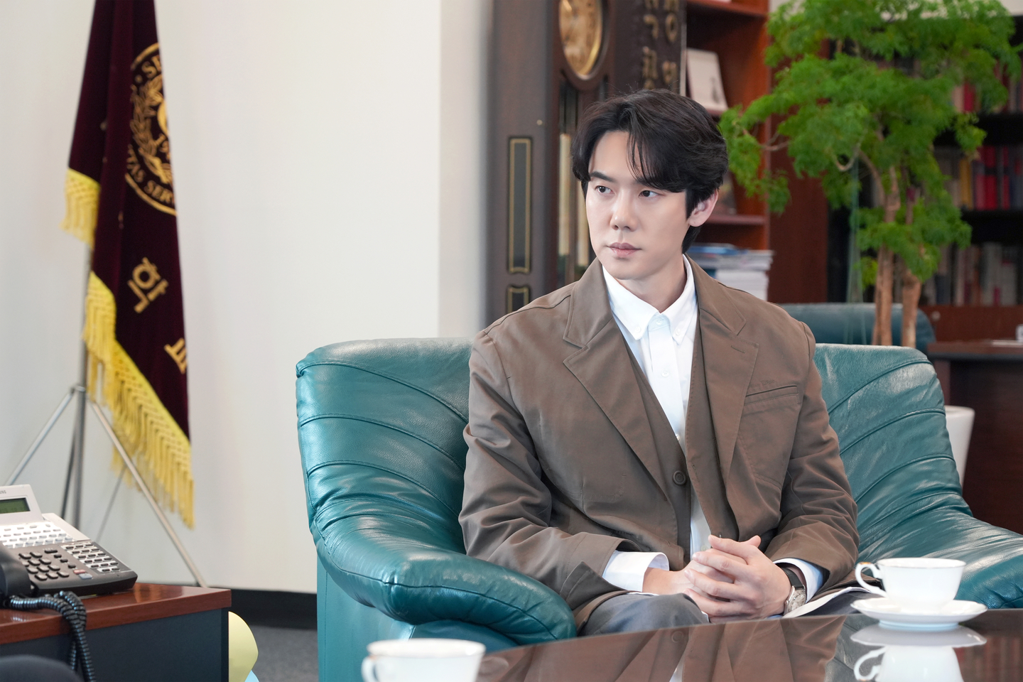Yoo Yeon-seok talks with Sejong University officials at the university president's office. [SEJONG UNIVERSITY]