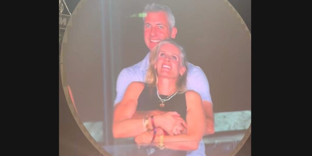 Coldplay 'Kiss Cam' Video: HR Exec Says She Can't Get a Job