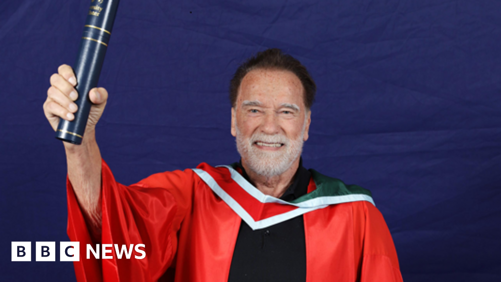 Arnold Schwarzenegger given honorary degree by Ulster University - bbc.com