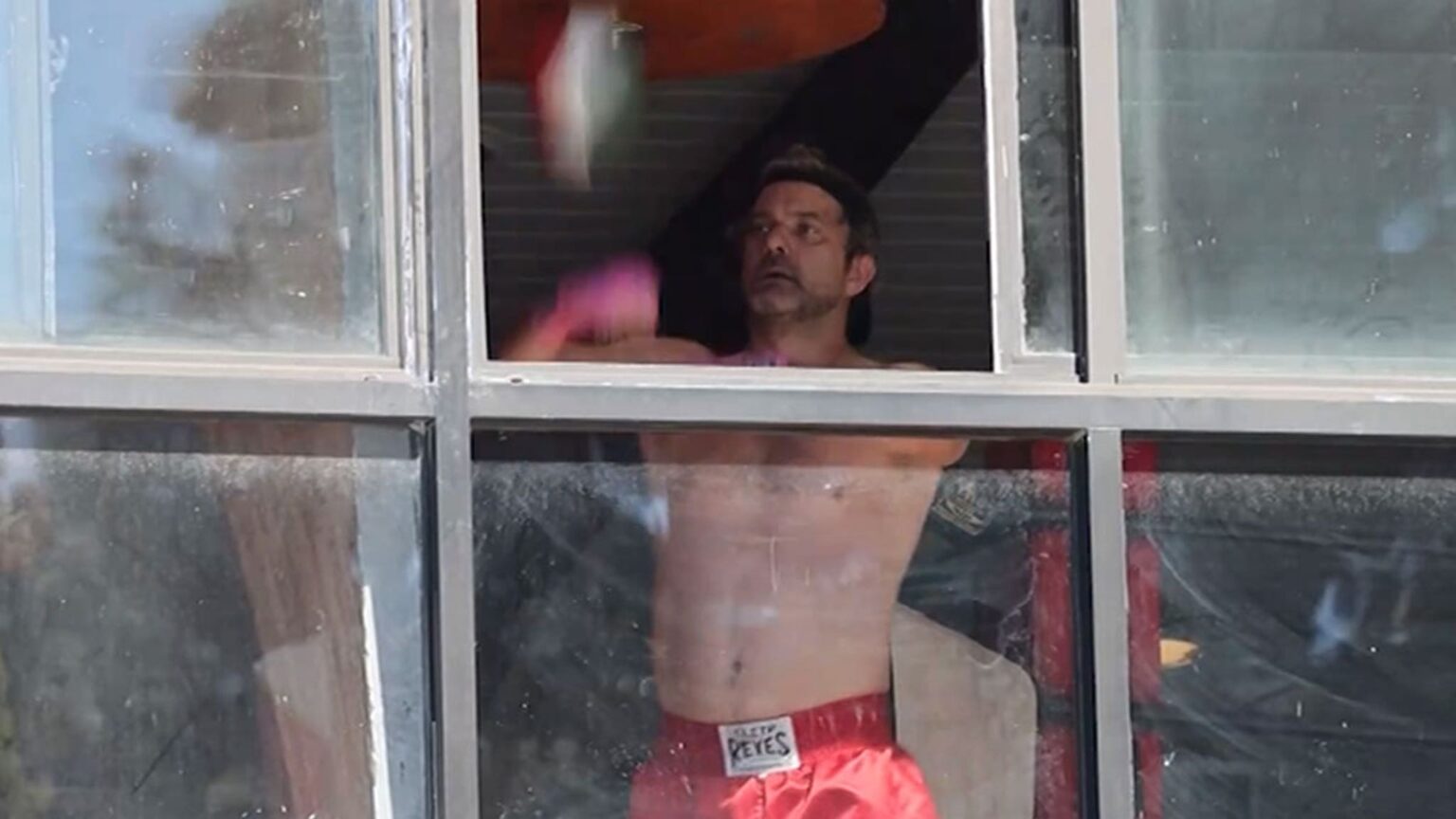 Joshua Jackson Works Out Shirtless at a Boxing Gym in LA, On Video Joshua Jackson Works Out Shirtless at a Boxing Gym in LA, On Video