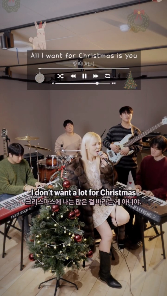Ali sings ″All I Want for Christmas Is You″ (1994) by Mariah Carey with contemporary music major students at Hongik University. [SCREEN CAPTURE]