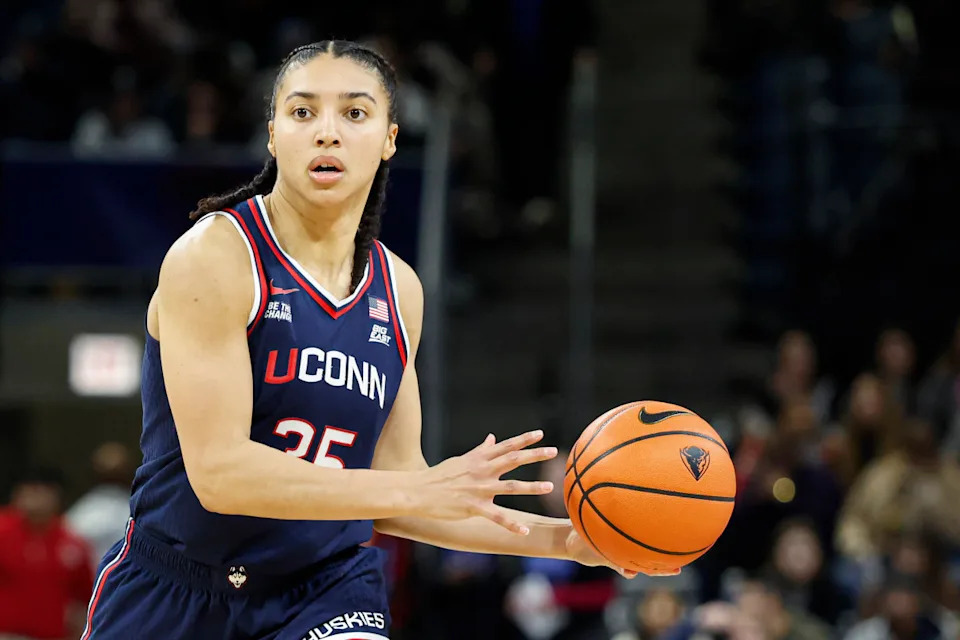 UConn Huskies guard Azzi Fudd (35)Kamil Krzaczynski-Imagn Images