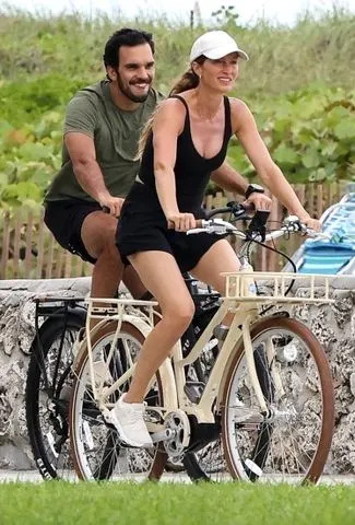 Gisele Bündchen and Joaquim Valente riding bikes in September 2025Credit: BACKGRID