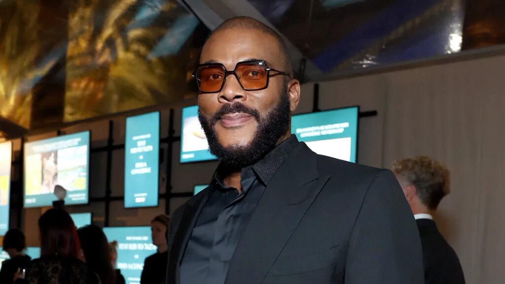 Tyler Perry gives TSA workers $250K in Visa cards after cash tip fails