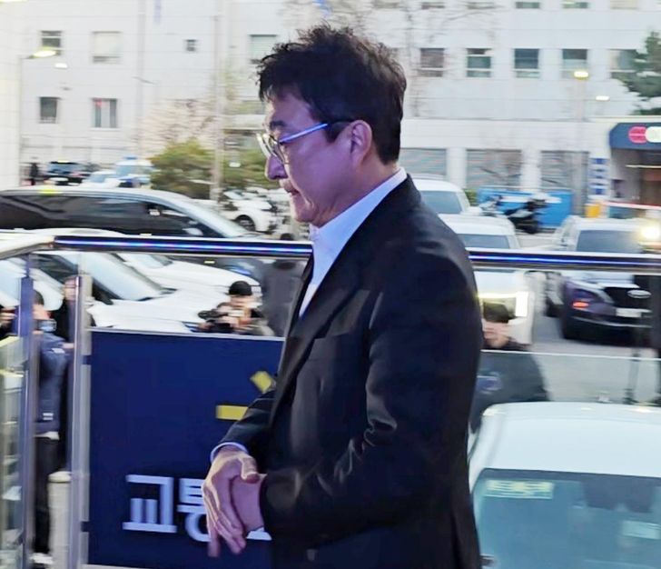 Actor Lee Jae-ryong leaves Gangnam Police Station in Seoul after being questioned over hit-and-run DUI charges, March 10. Yonhap 