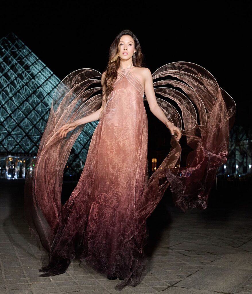 Eileen Gu Le Grand Dîner du Louvre, Eileen Gu Louvre Dinner Paris, Eileen Gu red carpet Paris Louvre dinner, Le Grand Dîner du Louvre red carpet Eileen Gu, Iris van Herpen Eileen Gu couture gown, Iris van Herpen Fall 2025 Haute Couture Eileen Gu, Iris van Herpen Le Grand Dîner du Louvre Paris