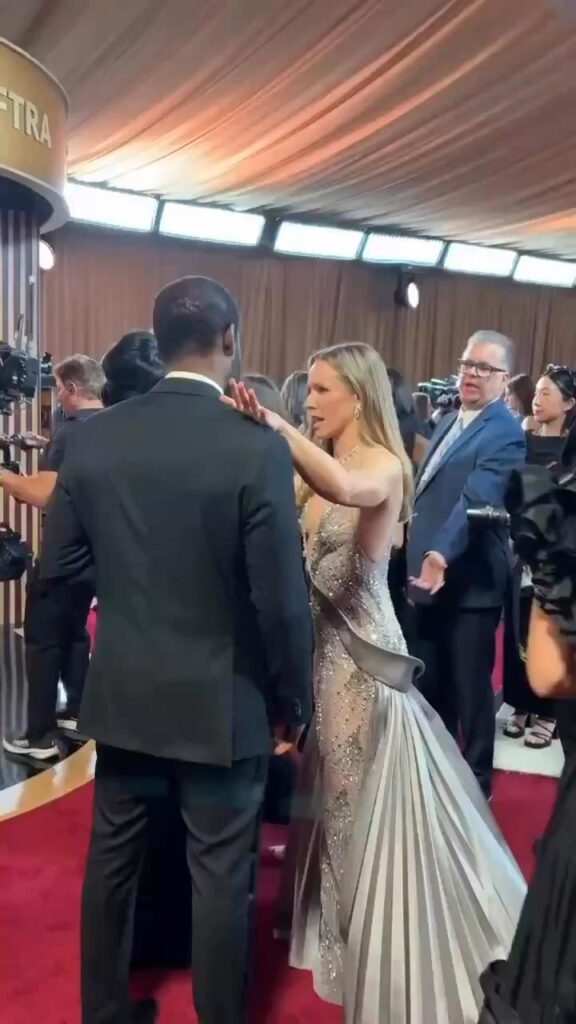 Sandra Bernhard side eyeing Kristen Bell at the 2026 Actors Awards