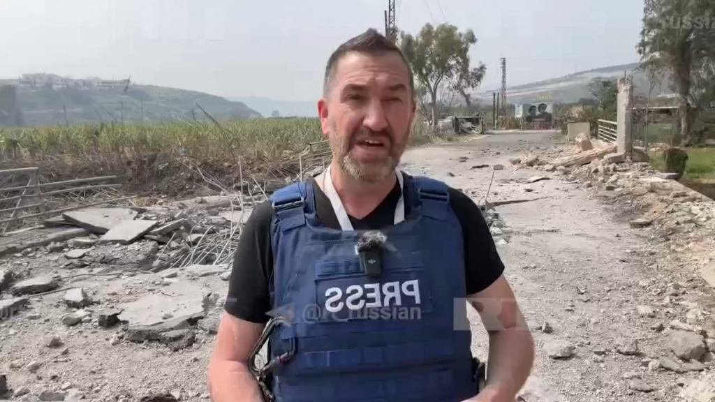 The moment Israel targeted RT journalist Steve Sweeney in southern Lebanon.