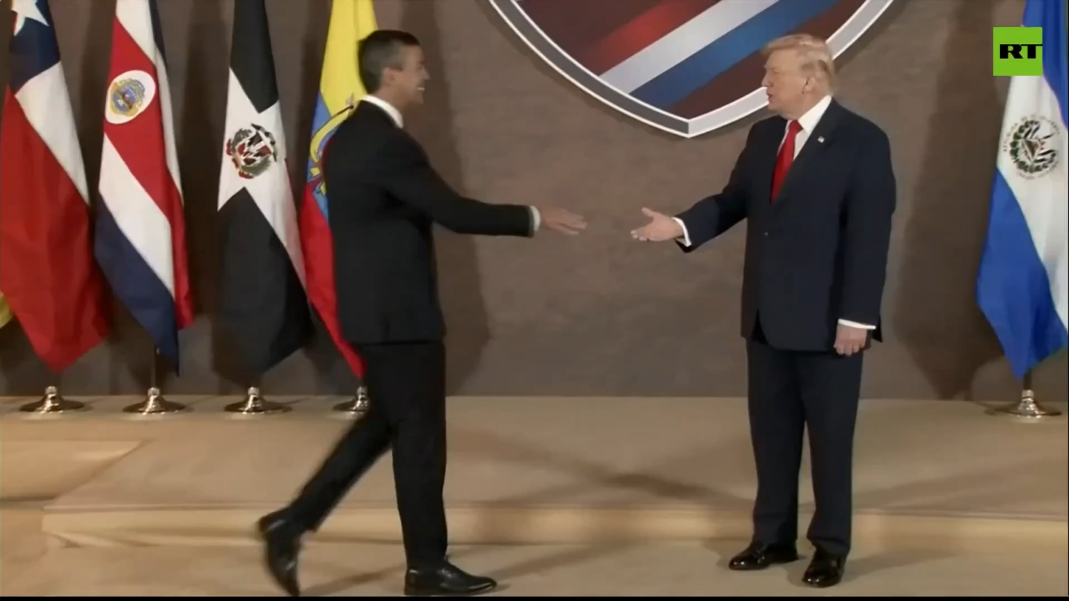 Trump tries his tug-of-war handshake with the president of Paraguay, but can't pull it off.