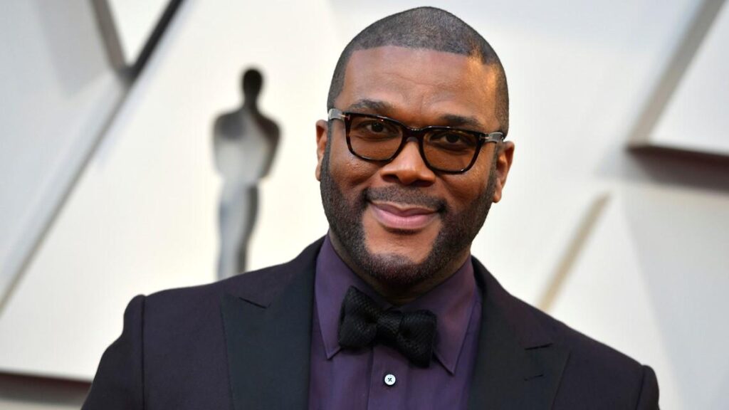 TSA workers asked to return $1,000 gift cards given out by Tyler Perry at Atlanta airport