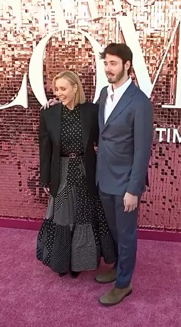 Lisa Kudrow with her son Julian at the season 3 premiere of The Comeback. Lisa’s pregnancy with Julian was written into the 4th season of Friends.