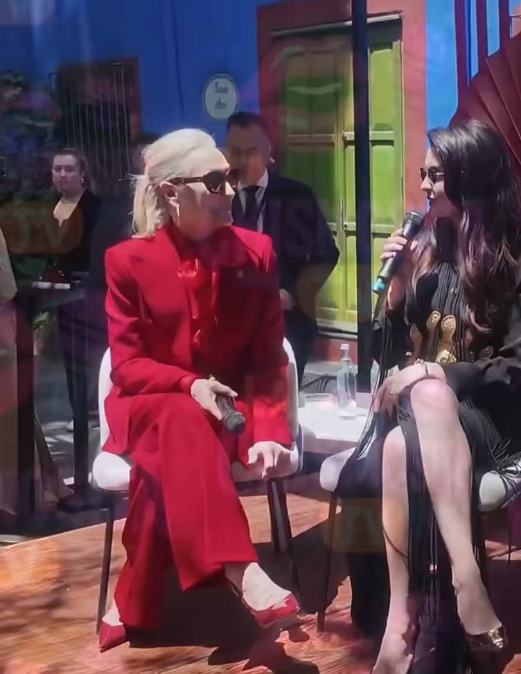 Meryl Streep warmly thanks a security guard for protecting her from the sun during the promotion of the film 'The Devil Wears Prada 2' in Mexico City with Anne Hathaway