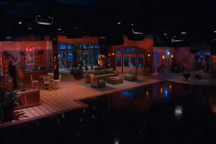 Miley Cyrus closes a chapter of her life and says goodbye to the Hannah Montana set one last time