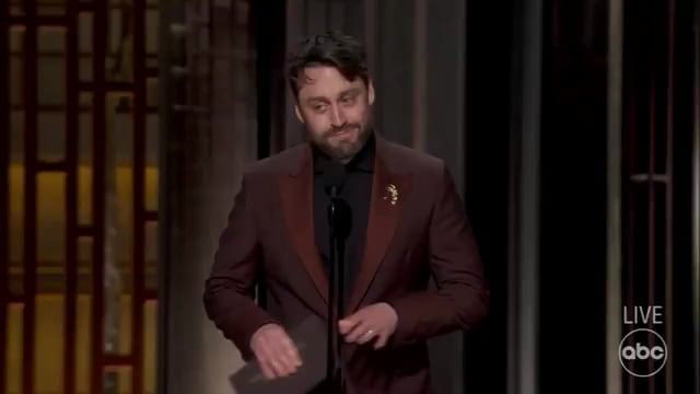 Kieran Culkin accepts Sean Penn’s Oscar on his behalf: “Sean Penn couldn’t be here this evening, or didn’t want to.”