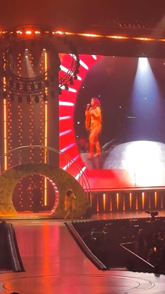 Cardi addressing fans who might fight in the crowd while she’s performing: “When y’all fight, i’m nosy and y’all distract me from my performance… so please, no fighting, do it after the show” Cardi addressing fans who might fight in the crowd while she’s performing: “When y'all fight, i'm nosy and y'all distract me from my performance... so please, no fighting, do it after the show”